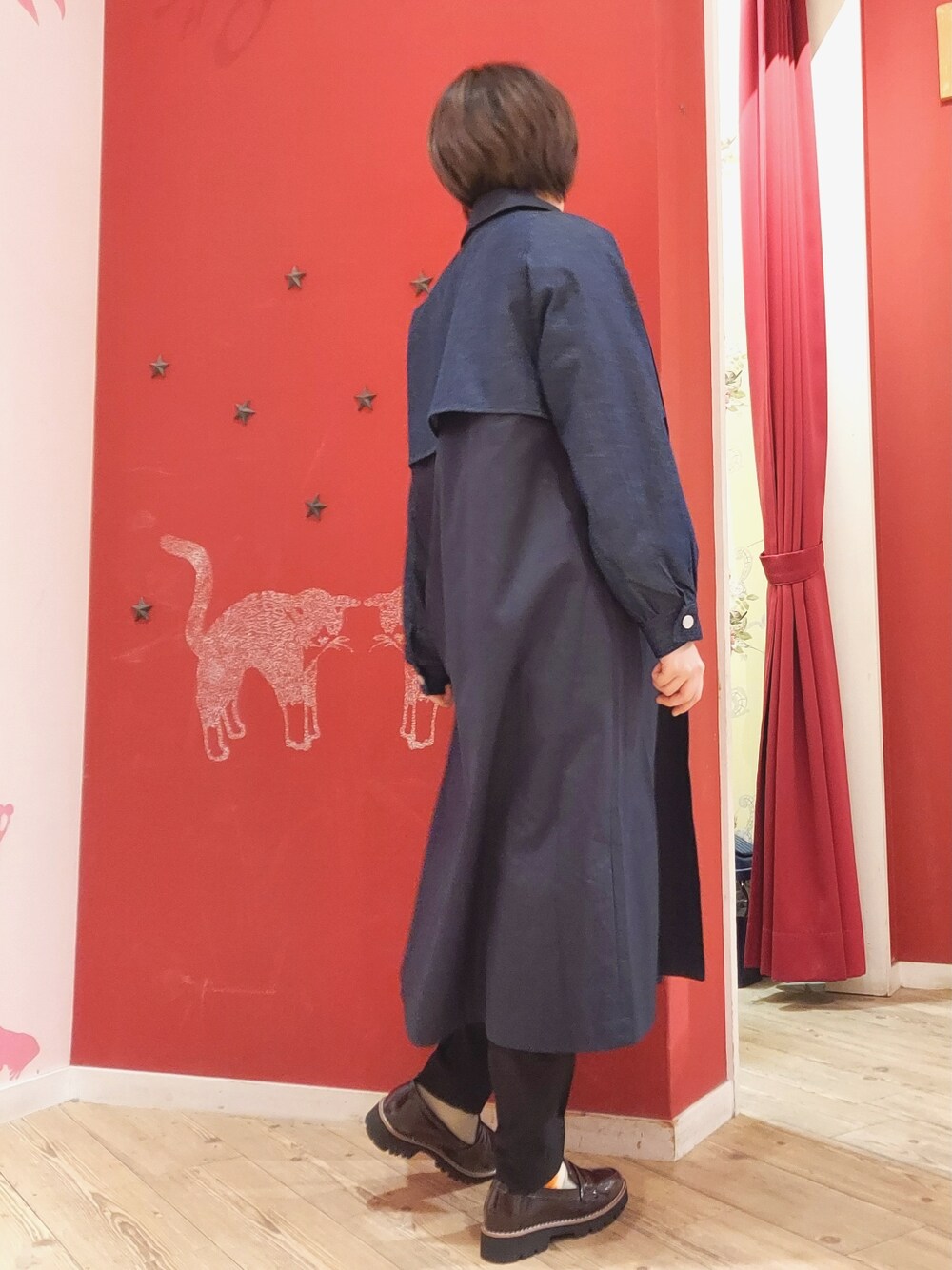 グリーン系のシャツ/ブラウス、ブラック系のその他パンツ、ブルー系のステンカラーコートを着用したレディースの冬コーディネートの2枚目の写真