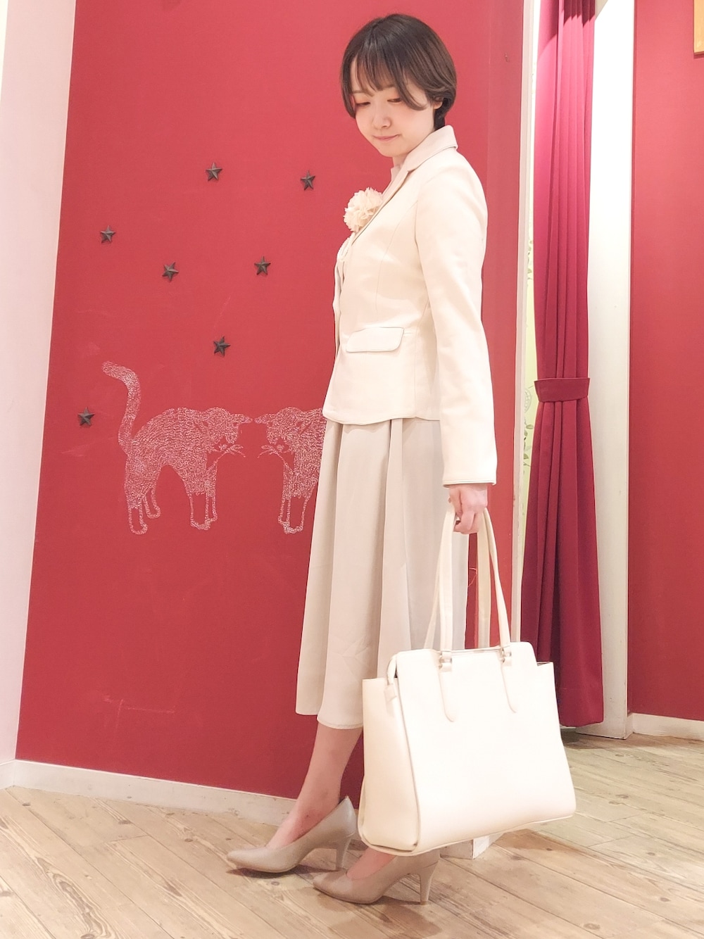 ベージュ系のワンピース、ベージュ系のテーラードジャケット、ベージュ系のパンプスを着用したレディースの春コーディネートの2枚目の写真