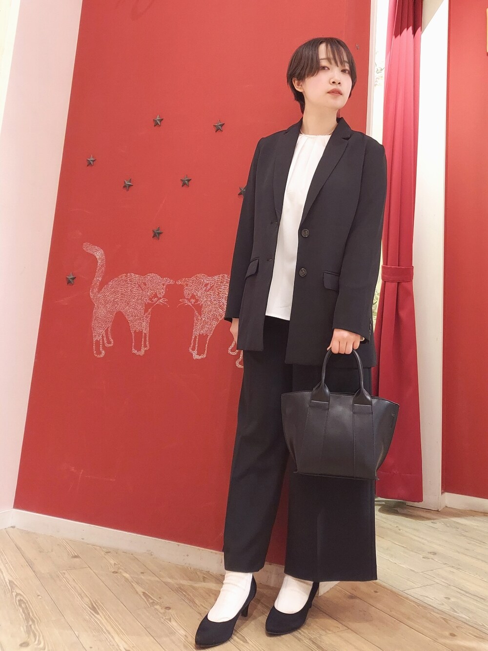 ホワイト系のシャツ/ブラウス、ブラック系のトートバッグ、ブラック系のパンプスを着用したレディースの冬コーディネートの1枚目の写真