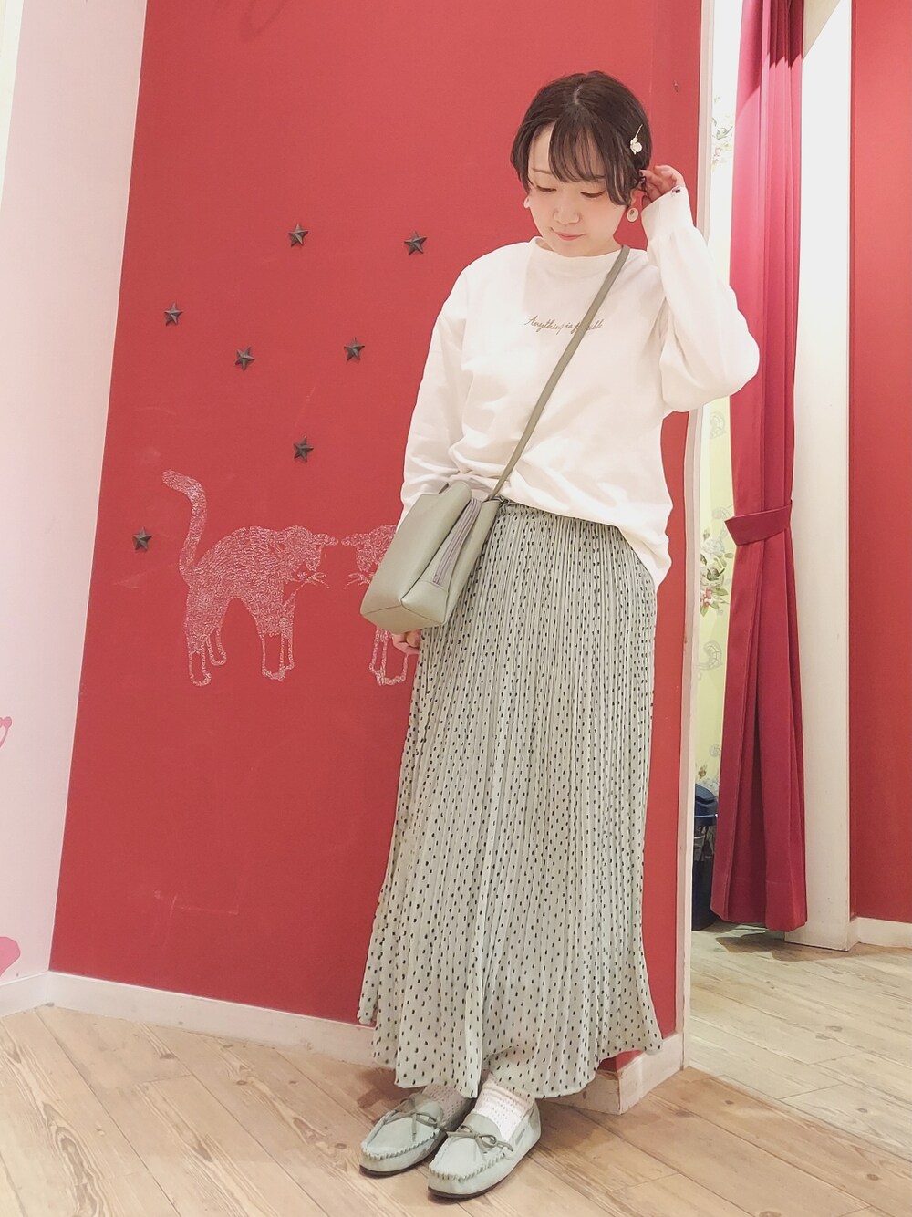 「休日コーデ、オトナ女子、春先取り、おしゃれさんと繋がりたい、スカートスタイル、いいね、save、フォローお願いします🤑、ロングスカート、ドット、ロゴスウェット、ゆるコーデ、USAコットン、春コーデ、グリーン、パステルカラー、シューラルー」｜「SHOO・LA・RUEの【S-LL/USAコットン】春カラーロゴスウェット（スウェット、ホワイト系）」を使った、じゅんなさん（レディース・156cm）の冬コーディネートの1枚目の写真