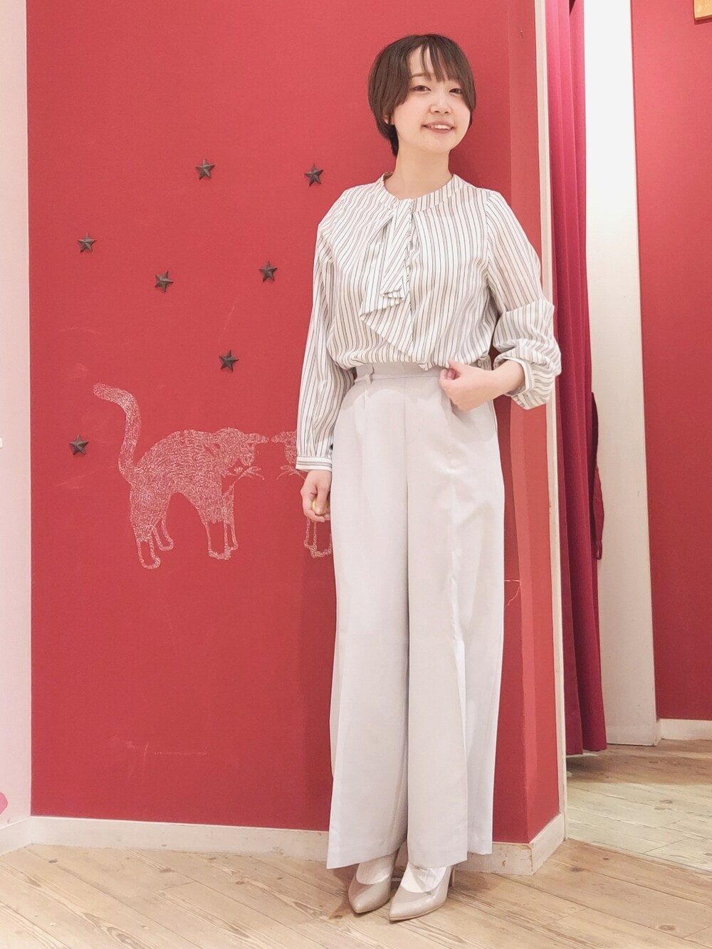 「シンプルコーデ、お出かけコーデ、大人女子、プチプラ、卒業式、卒園式、セレモニー、入学式、入園式、ママコーデ、標準身長、ブラウス、オフィスカジュアル、ビジネススタイル、シューラルー」｜「DRESKIPのボウタイストライプ柄ブラウス（シャツ/ブラウス、グリーン系）」を使った、じゅんなさん（レディース・156cm）の春コーディネートの1枚目の写真