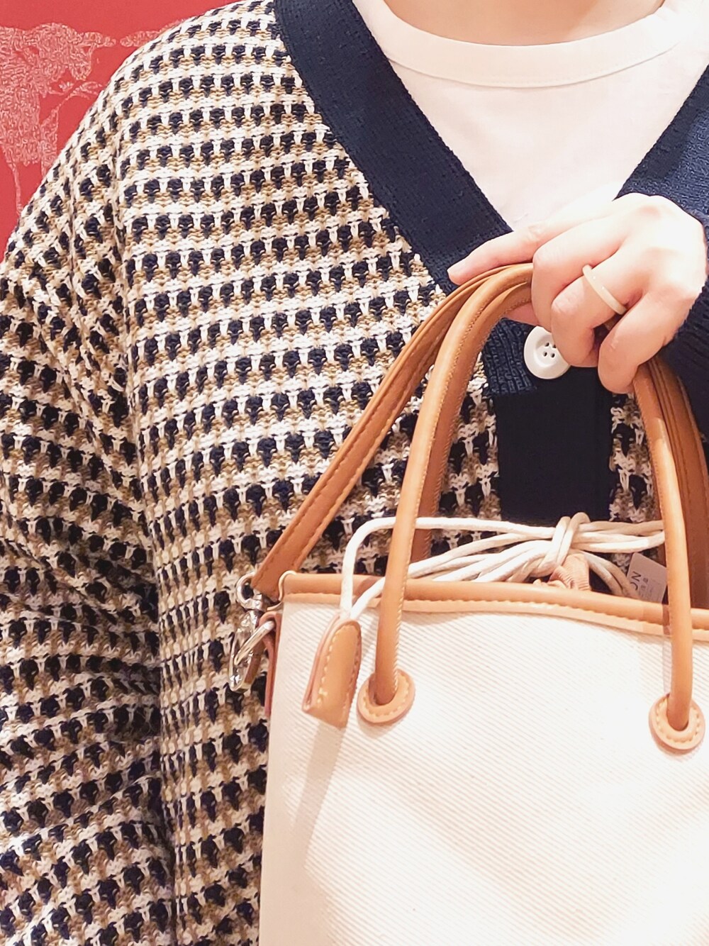 ホワイト系のTシャツ/カットソー、ブルー系のカーディガン/ボレロ、ブルー系のその他パンツを着用したレディースの春コーディネートの2枚目の写真