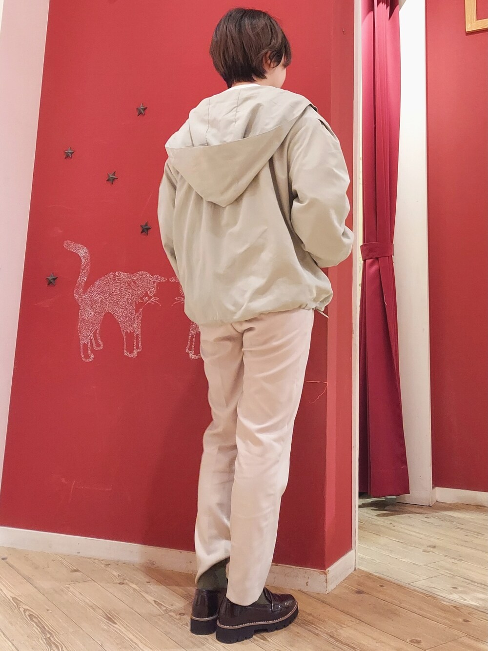 グリーン系のブルゾン、ホワイト系のスウェット、ベージュ系のその他パンツを着用したレディースの春コーディネートの2枚目の写真