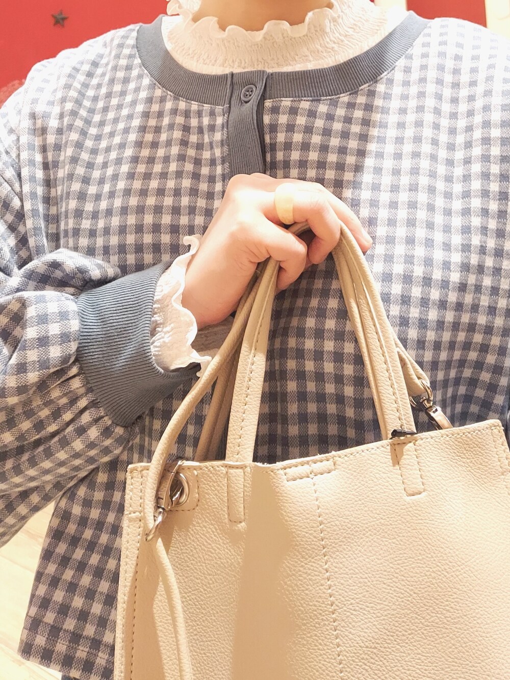 ブルー系のカーディガン/ボレロ、ブルー系のデニムパンツ、ブラウン系のその他シューズを着用したレディースの冬コーディネートの2枚目の写真