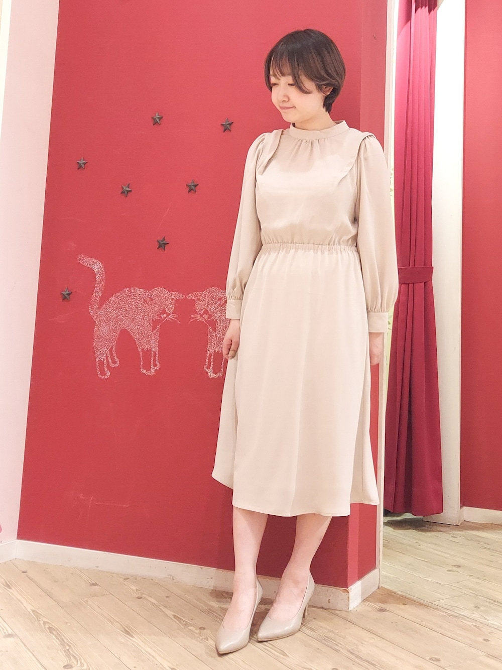 ベージュ系のパンプス、ベージュ系のワンピースを着用したレディースの春コーディネートの1枚目の写真