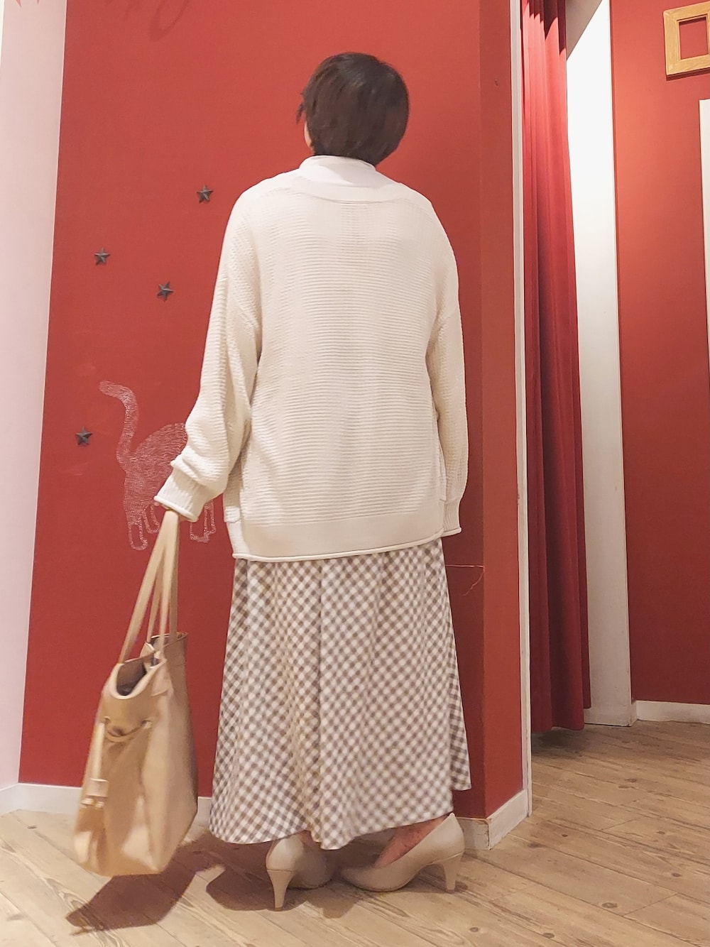 ホワイト系のシャツ/ブラウス、ホワイト系のカーディガン/ボレロ、ベージュ系のスカートを着用したレディースの春コーディネートの3枚目の写真