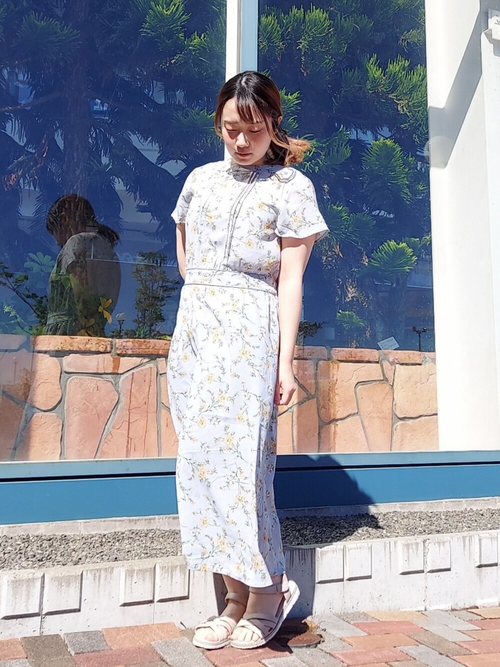 ブルー系のワンピース、ベージュ系のサンダル、その他のその他を着用したレディースの夏コーディネートの1枚目の写真