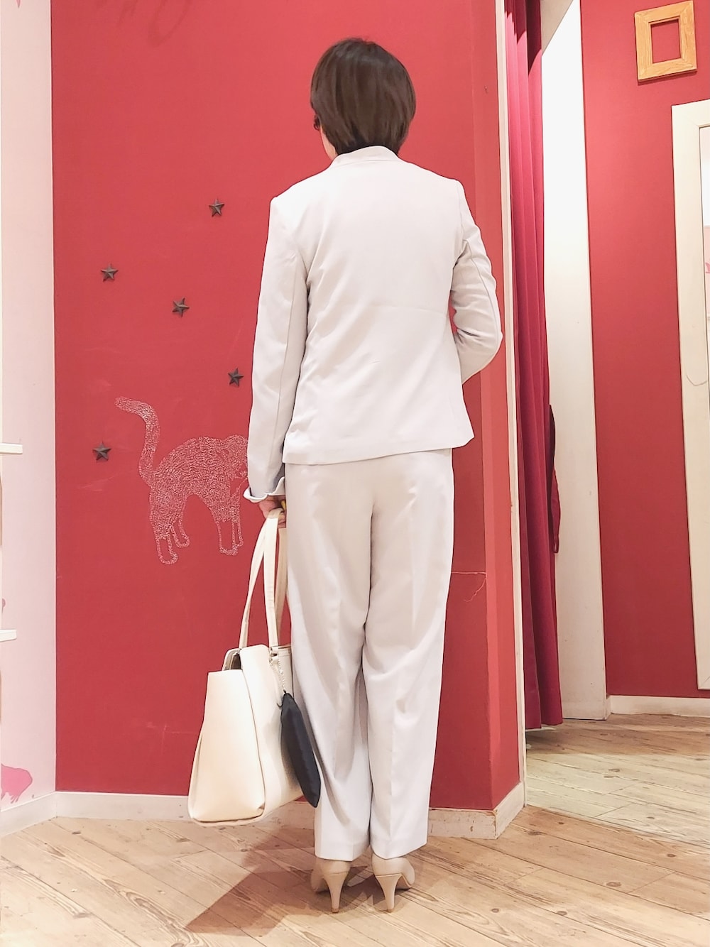 グリーン系のシャツ/ブラウス、ベージュ系のノーカラージャケット、グレー系のその他パンツを着用したレディースの春コーディネートの2枚目の写真