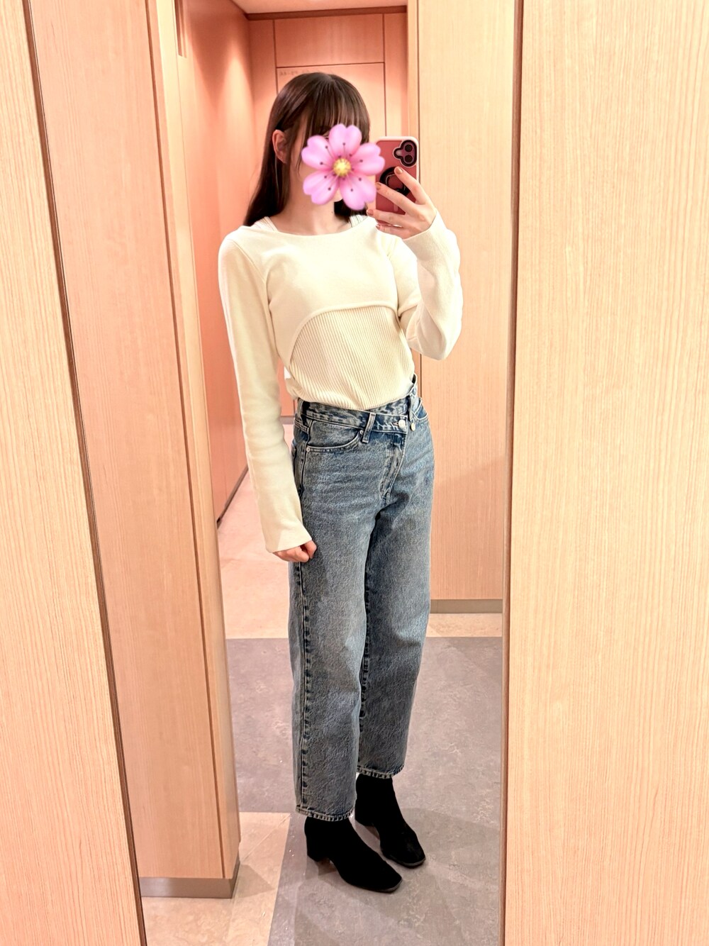 「ベージュ、オトナ女子、初投稿、denim、デニム、LOWRYS FARM」｜「H&Mのアイテム（ブーツ、ブラック系）」を使った、ジェシカさん（レディース・168cm）の春コーディネートの1枚目の写真