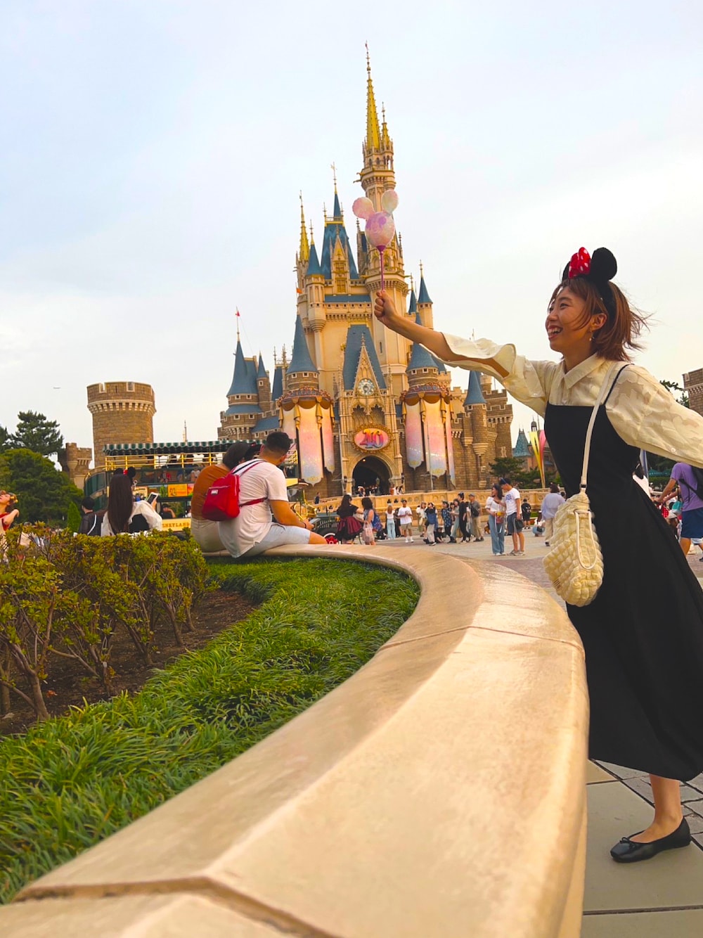 「ディズニーランド、ディズニーコーデ、モノトーン」｜「classicalelfのマルチwayロングキャミワンピース（ワンピース、ブラック系）」を使った、もやこさん（レディース・165cm）の秋コーディネートの1枚目の写真