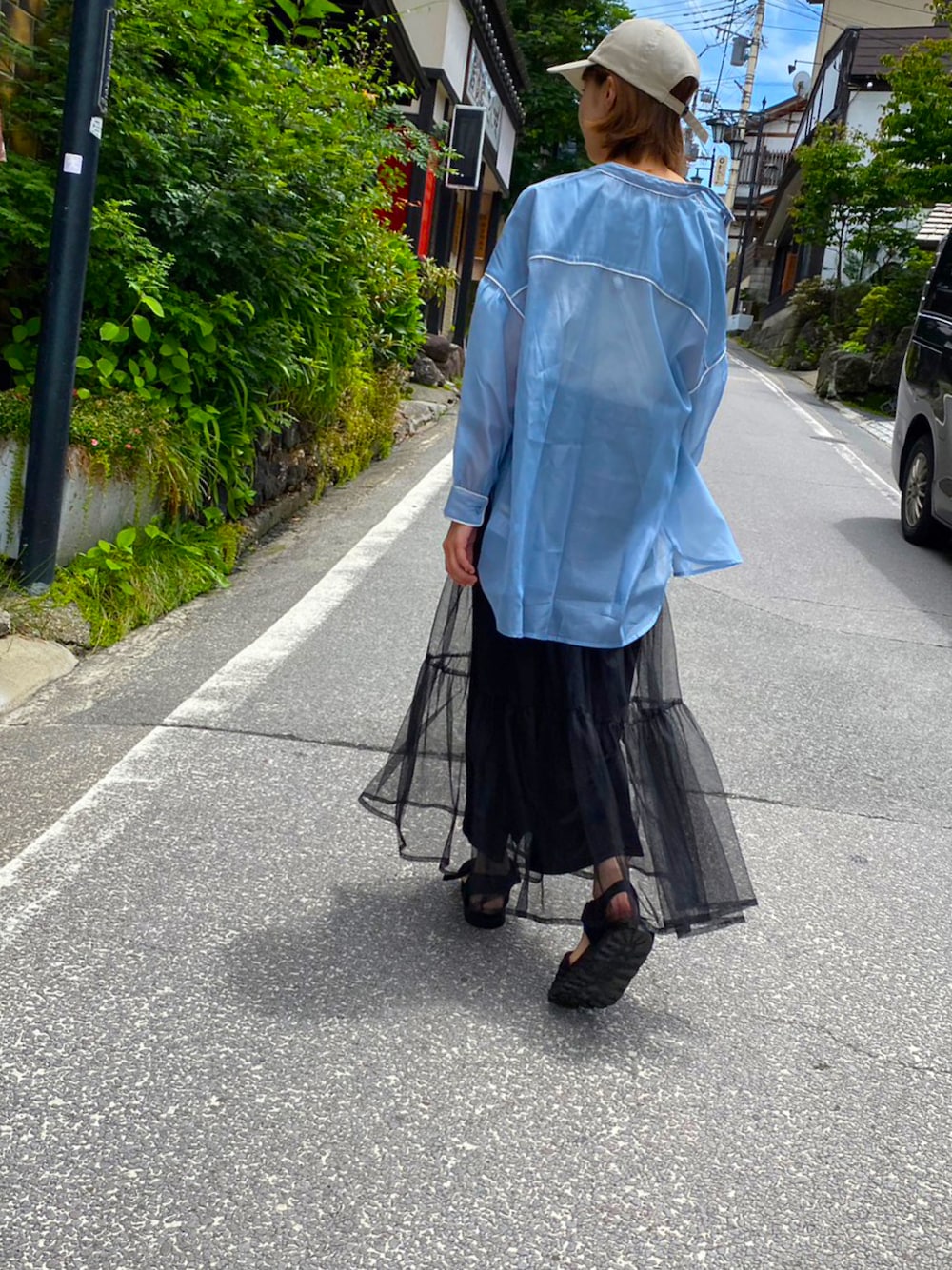 「ナツノオモヒデ、ブルーコーデ、キャップ女子」｜「classicalelfの大人のフェミニン。シアーバンドカラービッグシャツ（シャツ/ブラウス、ブルー系）」を使った、もやこさん（レディース・165cm）の秋コーディネートの1枚目の写真