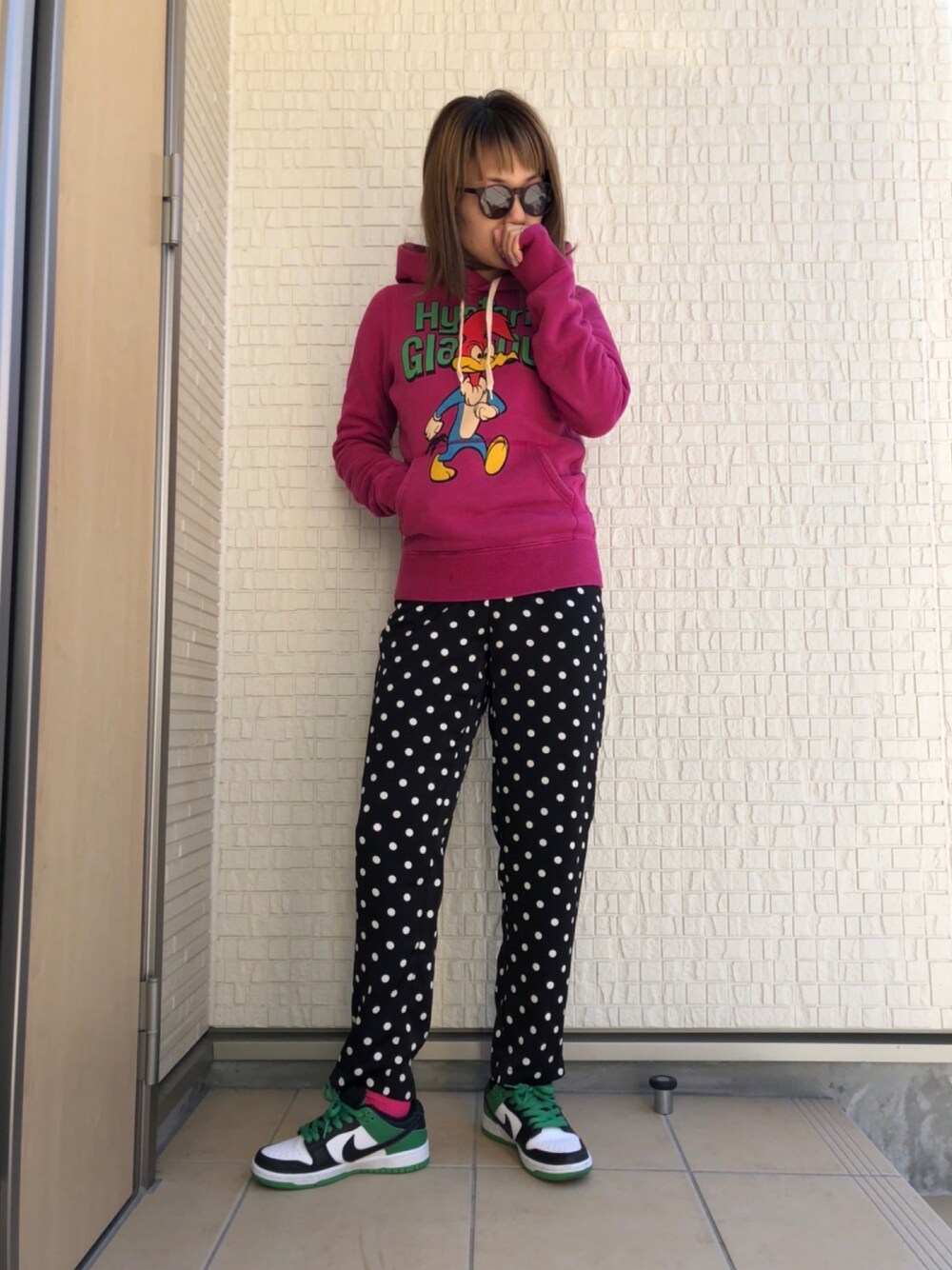「秋冬コーデ、ゆるコーデ、おしゃれさんと繋がりたい、スニーカー、ブラック、パーカー、ピンク、ヒステリックグラマー、ドット、シンプル、カジュアル」｜「AIR JORDANのアイテム（スニーカー、グリーン系）」を使った、MNさん（レディース・162cm）の秋コーディネートの1枚目の写真