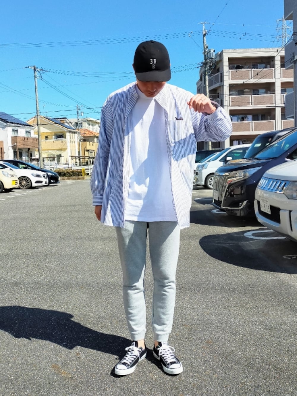 「スウェットパンツ、コンバース、キャップ、ストライプ、GU、ストライプシャツ、大人コーデ、休日コーデ、シンプルコーデ、シャツスタイル」｜「GUのアイテム（スウェットパンツ、グレー系）」を使った、Tt1006さん（メンズ・190cm）の秋コーディネートの1枚目の写真
