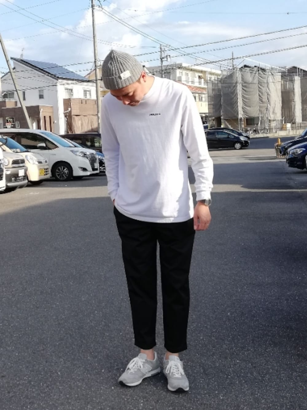 「休日スタイル、patagonia、ニット帽、ロンT、ニューバランス、きれいめカジュアル、ユニクロ、シンプルコーデ、白Tシャツ、シェフパンツ」｜「NEW BALANCEのアイテム（スニーカー、グレー系）」を使った、Tt1006さん（メンズ・190cm）の秋コーディネートの1枚目の写真