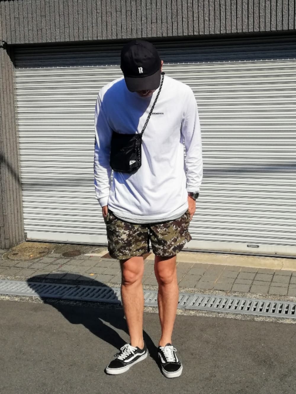 「スニーカー、VANS、カモフラ、ショートパンツ、休日スタイル、patagonia、THE NORTH FACE、白Tシャツ、サコッシュ、バーサタイルショーツ」｜「patagoniaのアイテム（Tシャツ/カットソー、ホワイト系）」を使った、Tt1006さん（メンズ・190cm）の春コーディネートの1枚目の写真