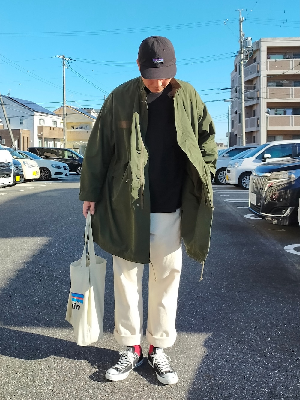「春コーデ、キャップ、patagonia、ロンT、モッズコート、カーキ、ペインターパンツ、coen、コンバース、オールスター、トートバッグ、converse、カジュアルコーデ、プチプラ、春アウター」｜「CONVERSEのCONVERSE CV AS STITCH OX (コンバース スティッチ ローカット)（スニーカー、ブラック系）」を使った、Tt1006さん（メンズ・190cm）の冬コーディネートの1枚目の写真
