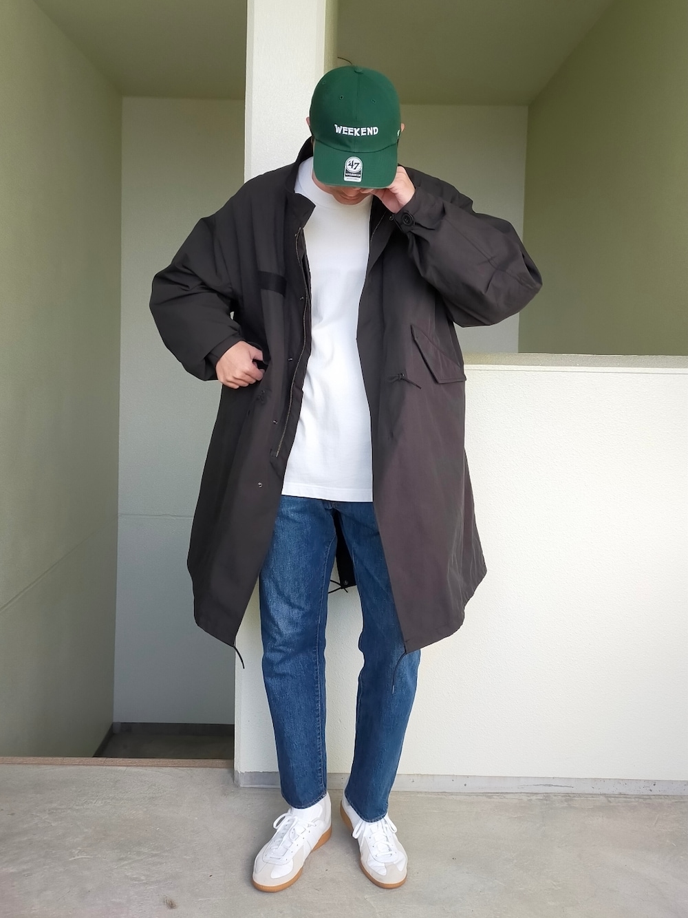 「秋冬コーデ、キャップ、グリーン、ロンT、モッズコート、デニムパンツ、アディダスオリジナルス、スニーカー、プチプラ、オーバーサイズ、休日スタイル、ordinary fits、シンプルコーデ、ロングコート、スニーカーコーデ」｜「Ordinary fitsのアイテム（デニムパンツ、ブルー系）」を使った、Tt1006さん（メンズ・190cm）の冬コーディネートの1枚目の写真