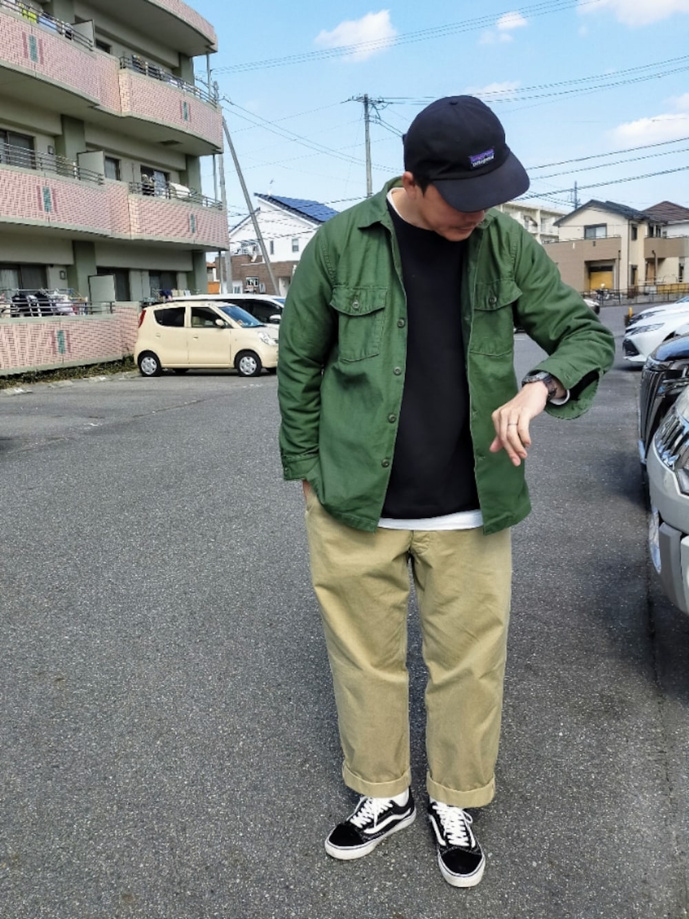 「スウェット、VANS、ミリタリー、グリーン、チノパン、キャップ、休日スタイル、patagonia、オトナカジュアル、秋コーデ」｜「M-52のアイテム（チノパンツ、ベージュ系）」を使った、Tt1006さん（メンズ・190cm）の秋コーディネートの1枚目の写真