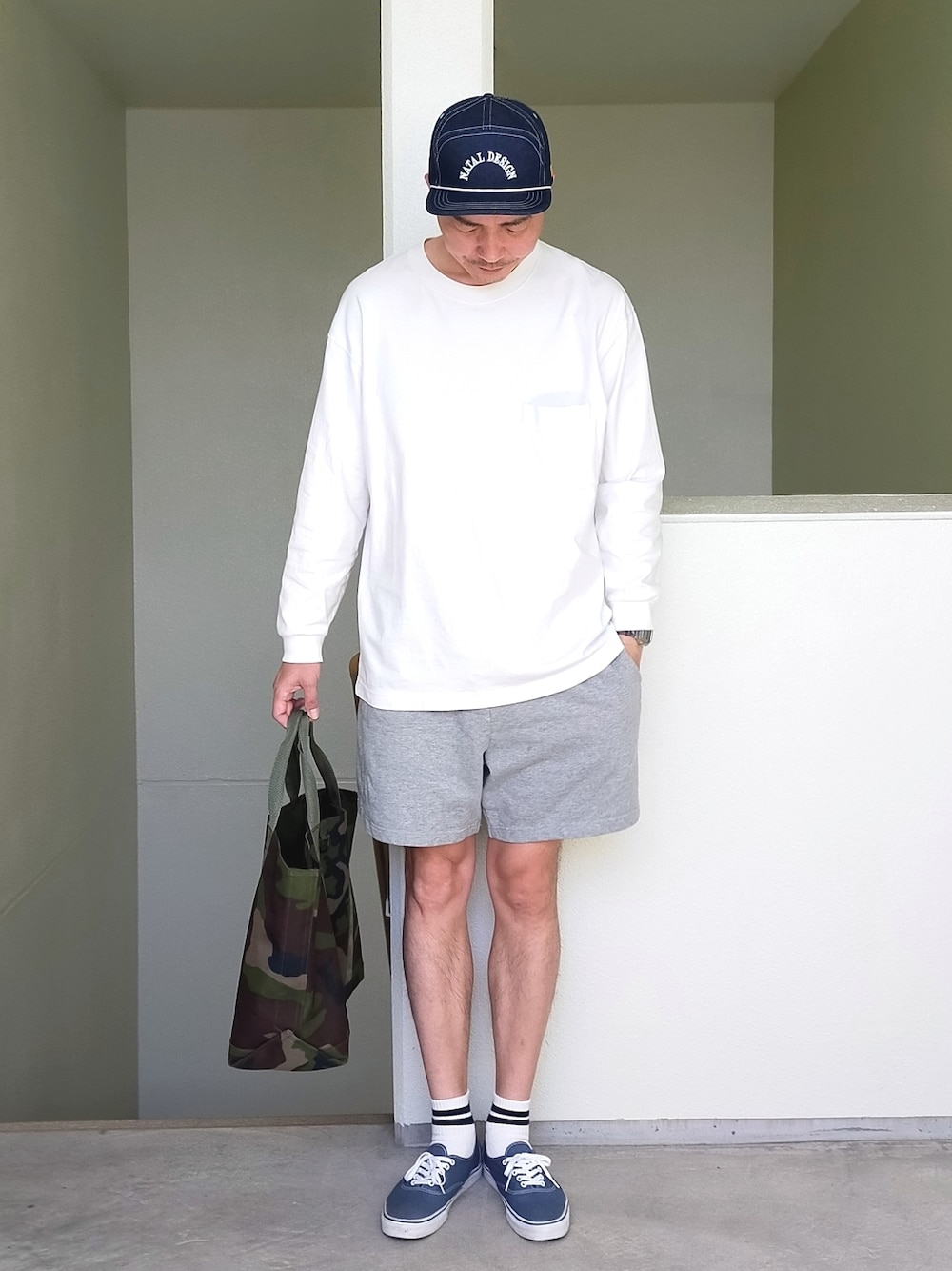 「デニムキャップ、ラフコーデ、リラックススタイル、ショートパンツ、スウェットパンツ、ロンT、トートバッグ、カモフラ、VANS、ラインソックス、G-SHOCK、休日スタイル、休日コーデ、GAP、ショーツ」｜「VANSの＜VANS（バンズ）＞ AUTHENTIC/オーセンティック（スニーカー、ブルー系）」を使った、Tt1006さん（メンズ・190cm）の春コーディネートの1枚目の写真