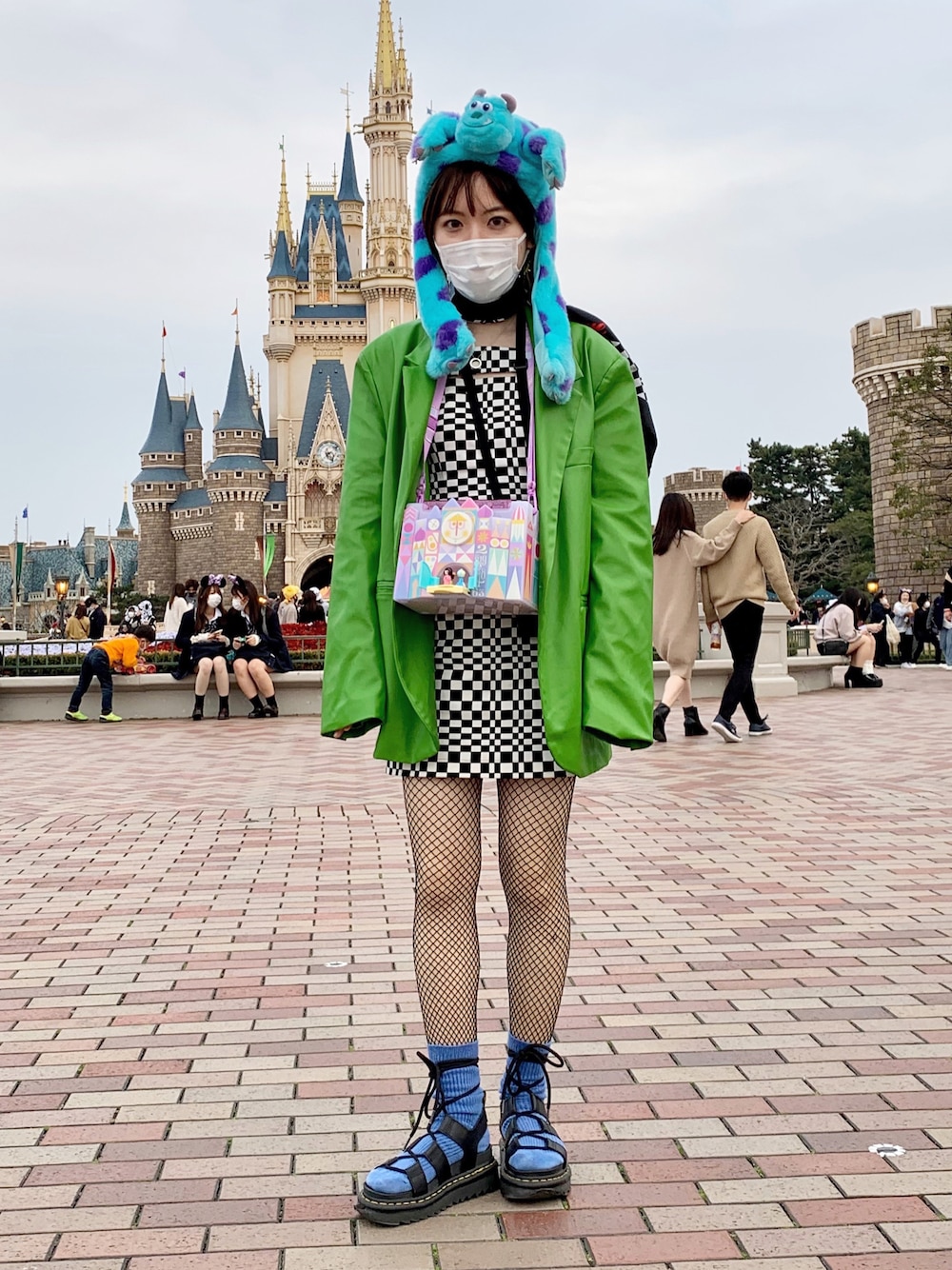 Dr. Martensのアイテムを使った「レースアップサンダル」の人気