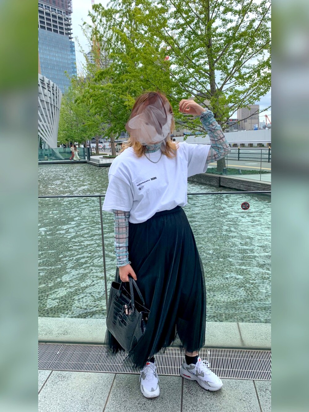 ホワイト系のスニーカー、ブルー系のTシャツ/カットソー、ホワイト系のTシャツ/カットソーを着用したレディースの秋コーディネートの1枚目の写真