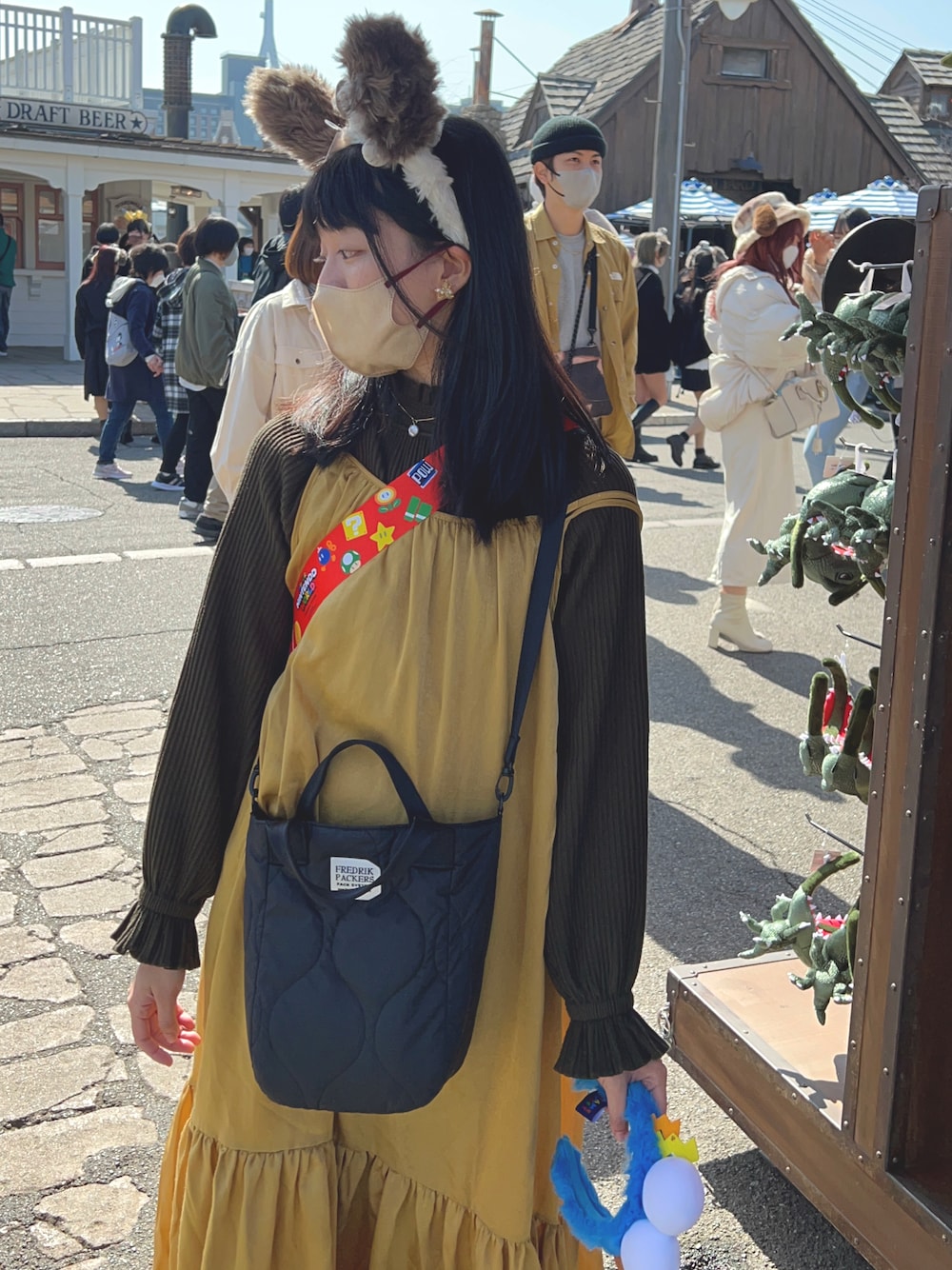 「universal studios、春服、BEAMS、ＳＮＯＯＰＹ」｜「earth music&ecologyのアイテム（ジャンパースカート、ゴールド系）」を使った、EuniceHuangさん（レディース・163cm）の春コーディネートの1枚目の写真