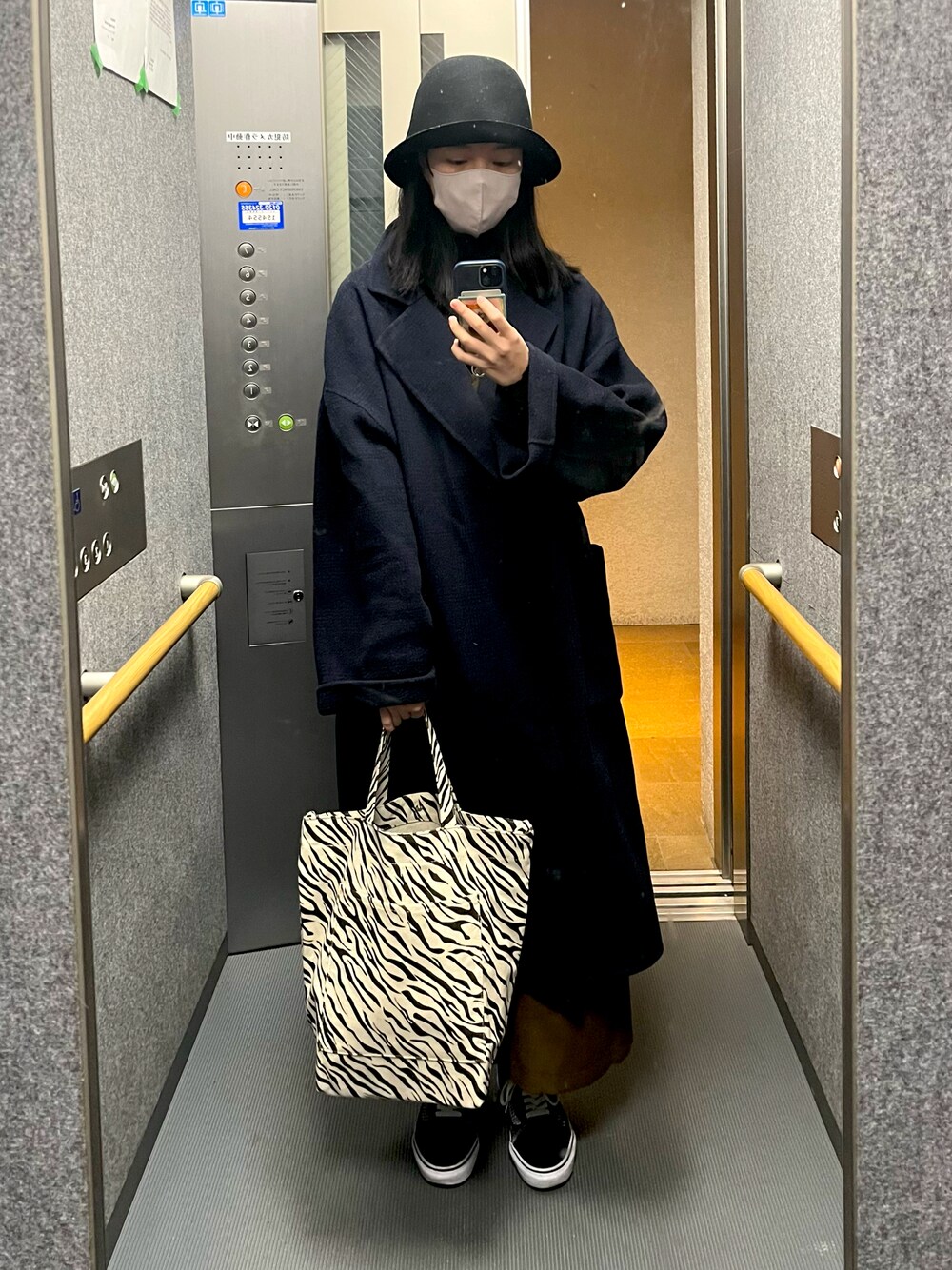 「春コーデ、AZUL by moussy、GLOBAL WORK、VANS、SENSEOFPLACE」｜「GLOBAL WORKのアイテム（エコバッグ/サブバッグ、ホワイト系）」を使った、EuniceHuangさん（レディース・163cm）の春コーディネートの1枚目の写真