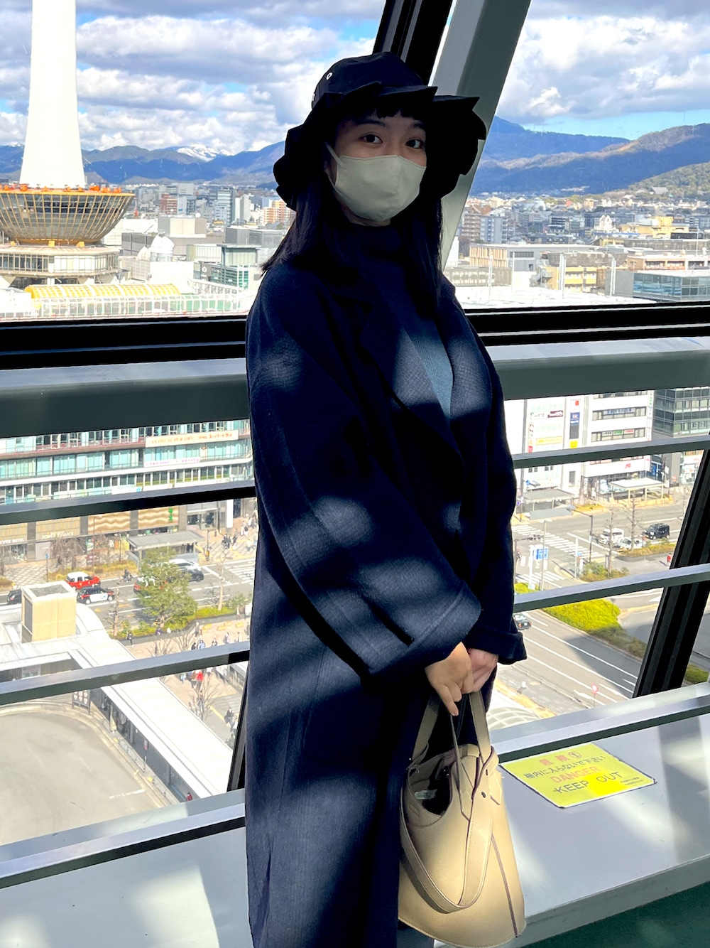 「京都旅行、京都塔、藍色穿搭、BEAMS、bmingbybeams、URBAN RESEARCH DOORS」｜「URBAN RESEARCHのアイテム（トートバッグ、ベージュ系）」を使った、EuniceHuangさん（レディース・163cm）の春コーディネートの1枚目の写真