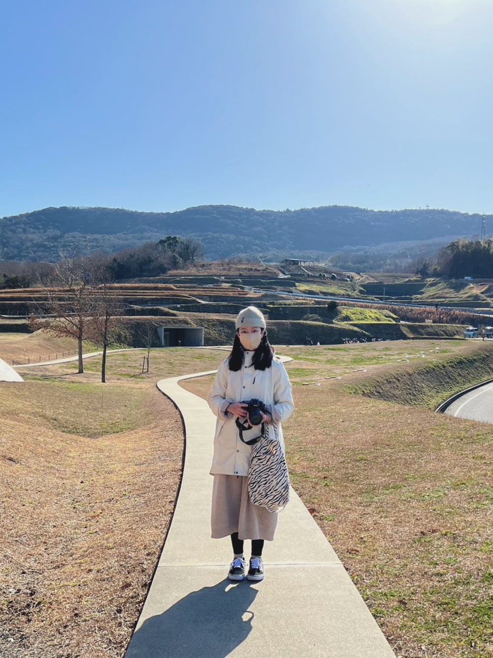 「豊島美術館、春服コーデ、豊島、旅行中」｜「THE NORTH FACEのアイテム（マウンテンパーカー、ホワイト系）」を使った、EuniceHuangさん（レディース・163cm）の春コーディネートの1枚目の写真