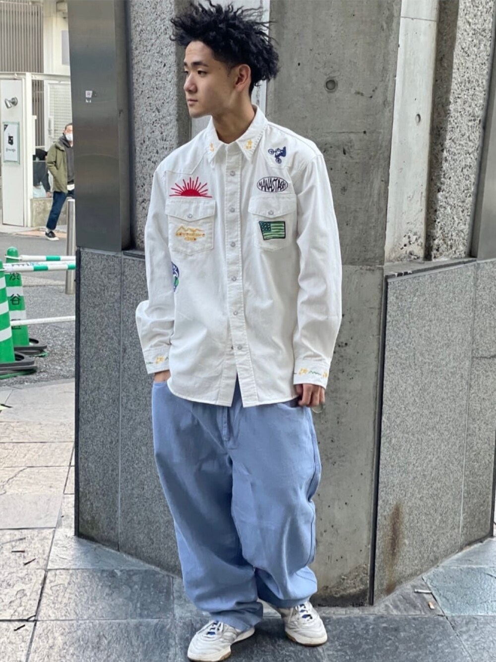 ブラック系のシャツ/ブラウス、ブルー系のその他パンツを着用したメンズの冬コーディネートの1枚目の写真