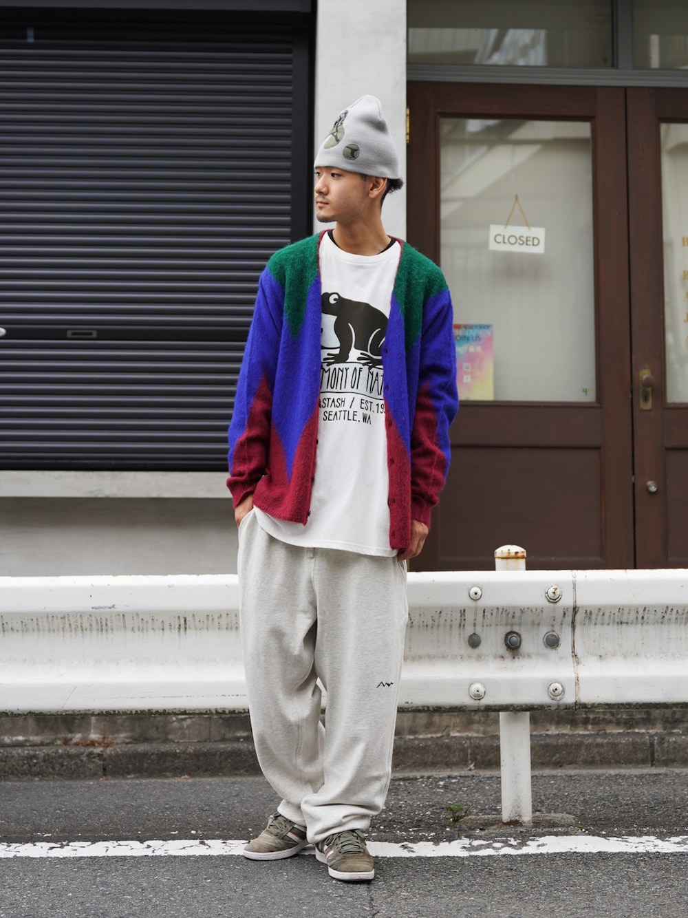 ブルー系のカーディガン/ボレロ、ベージュ系のスウェットパンツ、ホワイト系のTシャツ/カットソーを着用したメンズの秋コーディネートの1枚目の写真