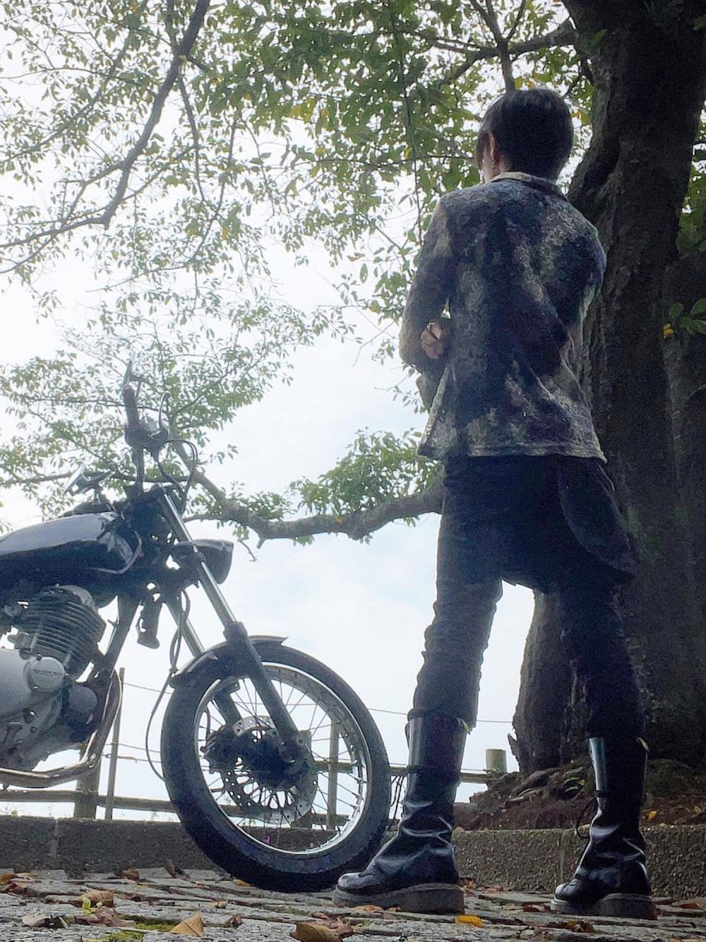 「バイク、パンクロック、長崎、バイクスタイル、ロックテイスト、スカート風、巻きスカート風、メタラー、バイク乗り、ドクターマーチン14ホール、ドクターマーチン1914」｜「Dr.Martens 1914のアイテム（ブーツ、ブラック系）」を使った、写楽さん（メンズ・171cm）の秋コーディネートの1枚目の写真