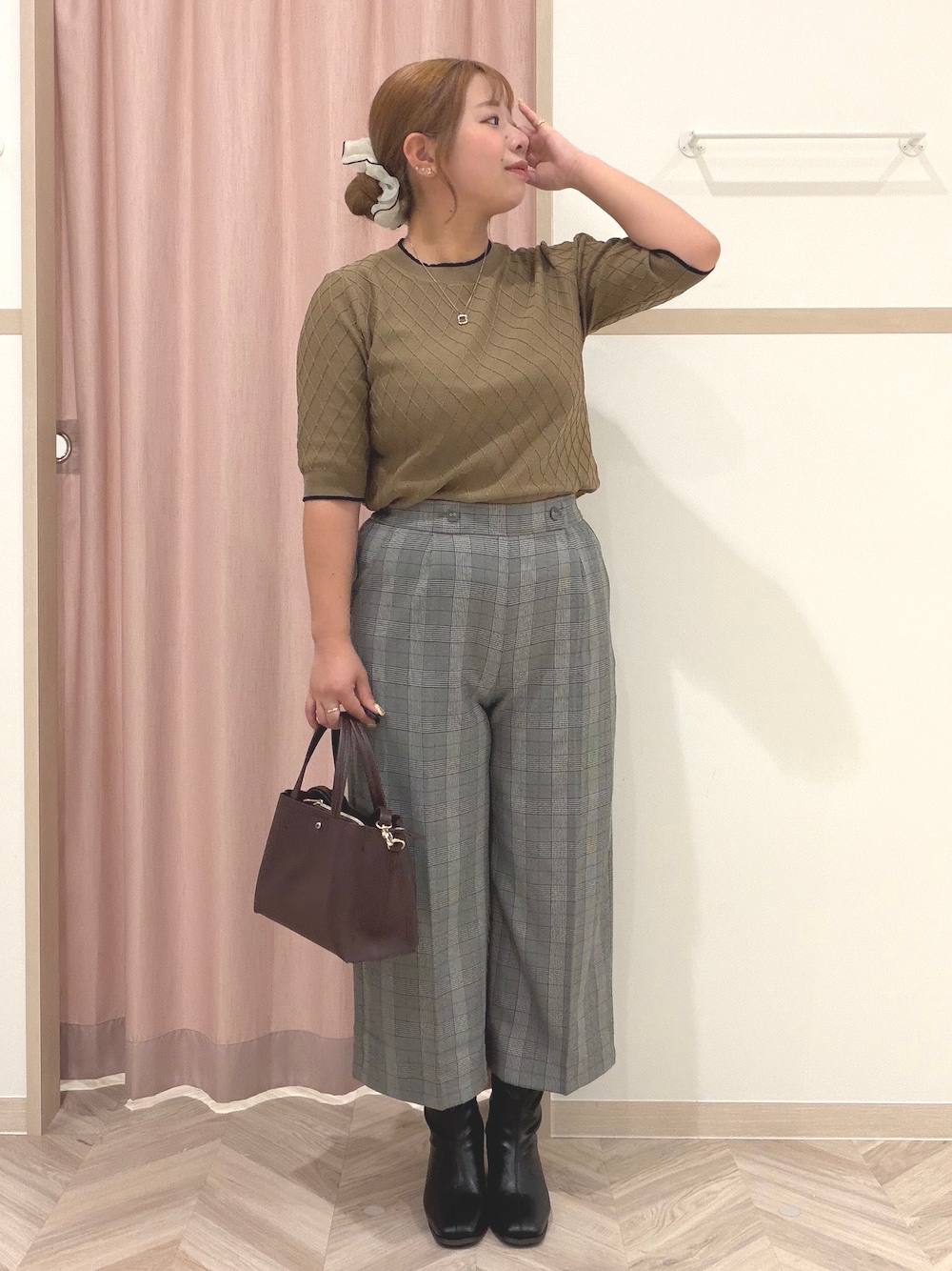 ベージュ系のニット/セーター、グレー系のその他パンツ、ブラック系のブーツを着用したレディースの秋コーディネートの1枚目の写真