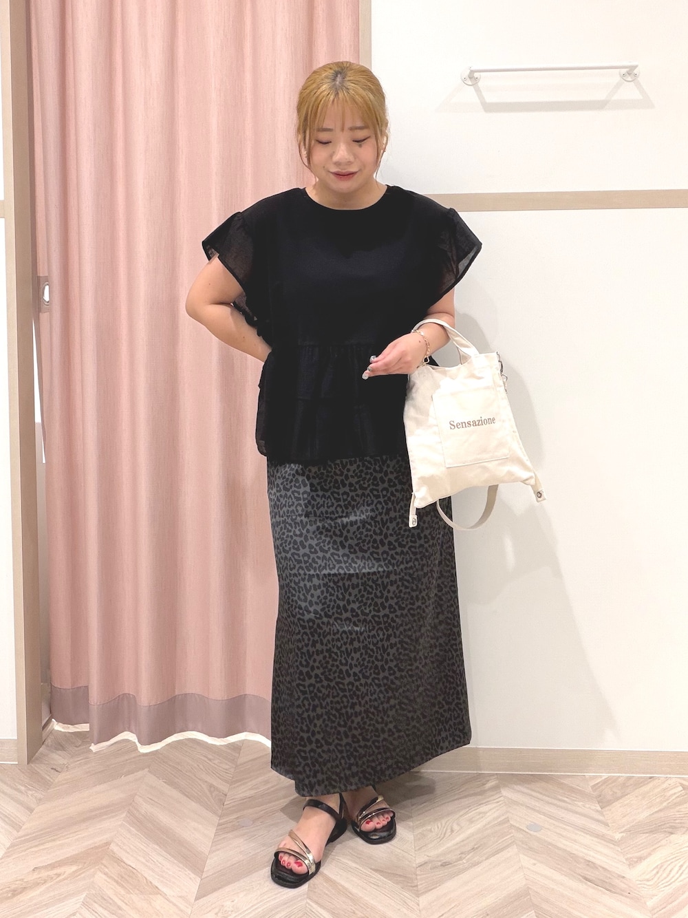 ブラック系のTシャツ/カットソー、グレー系のスカート、ホワイト系のトートバッグを着用したレディースの夏コーディネートの1枚目の写真