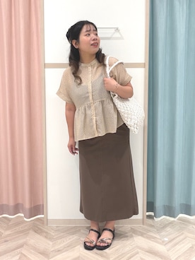 「SHOO・LA・RUE（シューラルー）の【体型カバー/洗濯機可】二の腕とお腹周りが隠せる シアーペプラムブラウス（シャツ/ブラウス、ベージュ系）」を使った、まちゃんなちゃんさん（レディース・158cm）の夏コーディネート