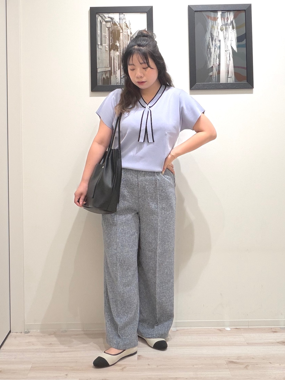 ブルー系のニット/セーター、ブルー系のその他パンツ、ベージュ系のパンプスを着用したレディースの夏コーディネートの1枚目の写真