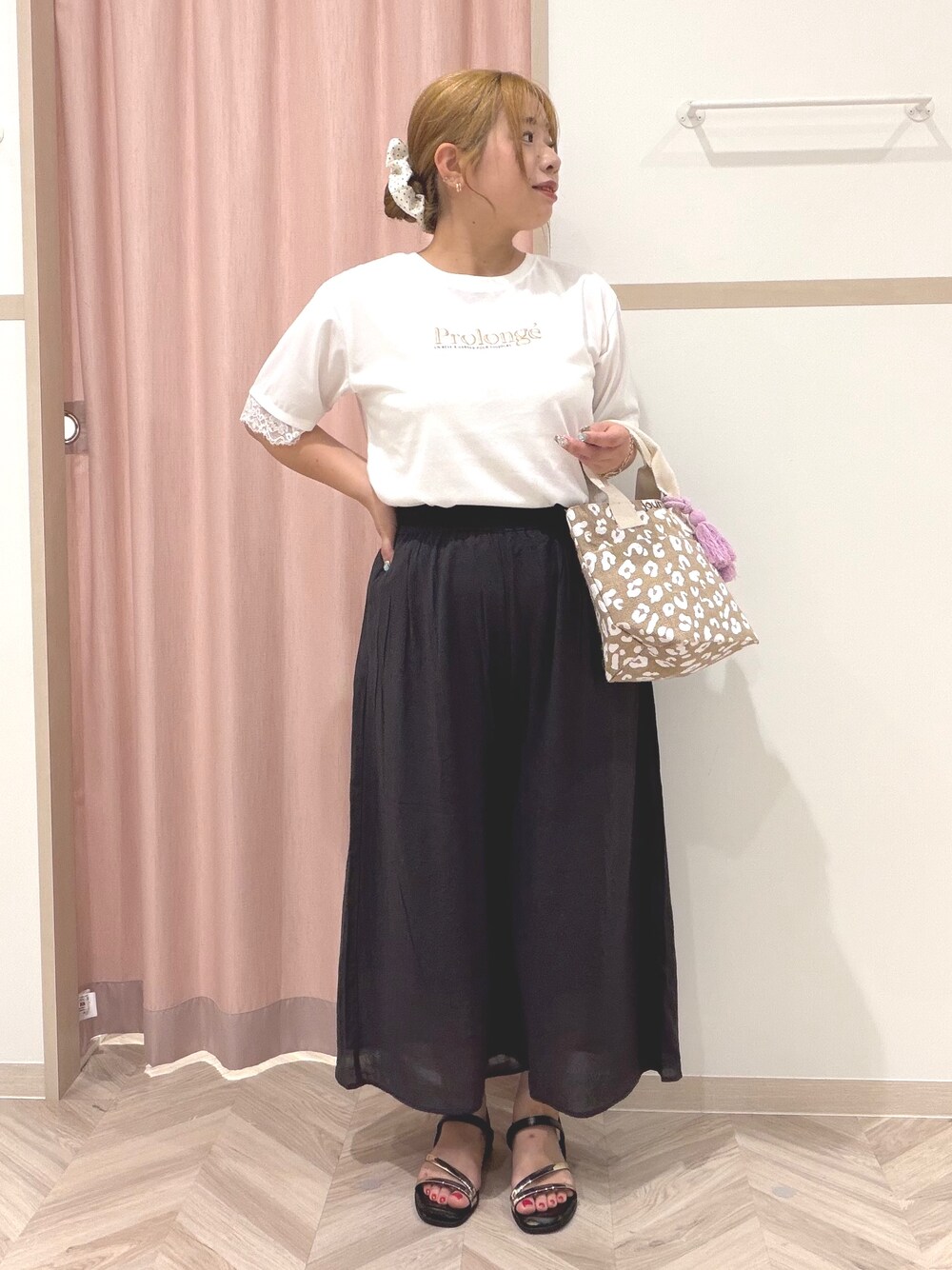 ホワイト系のTシャツ/カットソー、ブラック系のその他パンツ、ベージュ系のトートバッグを着用したレディースの夏コーディネートの1枚目の写真