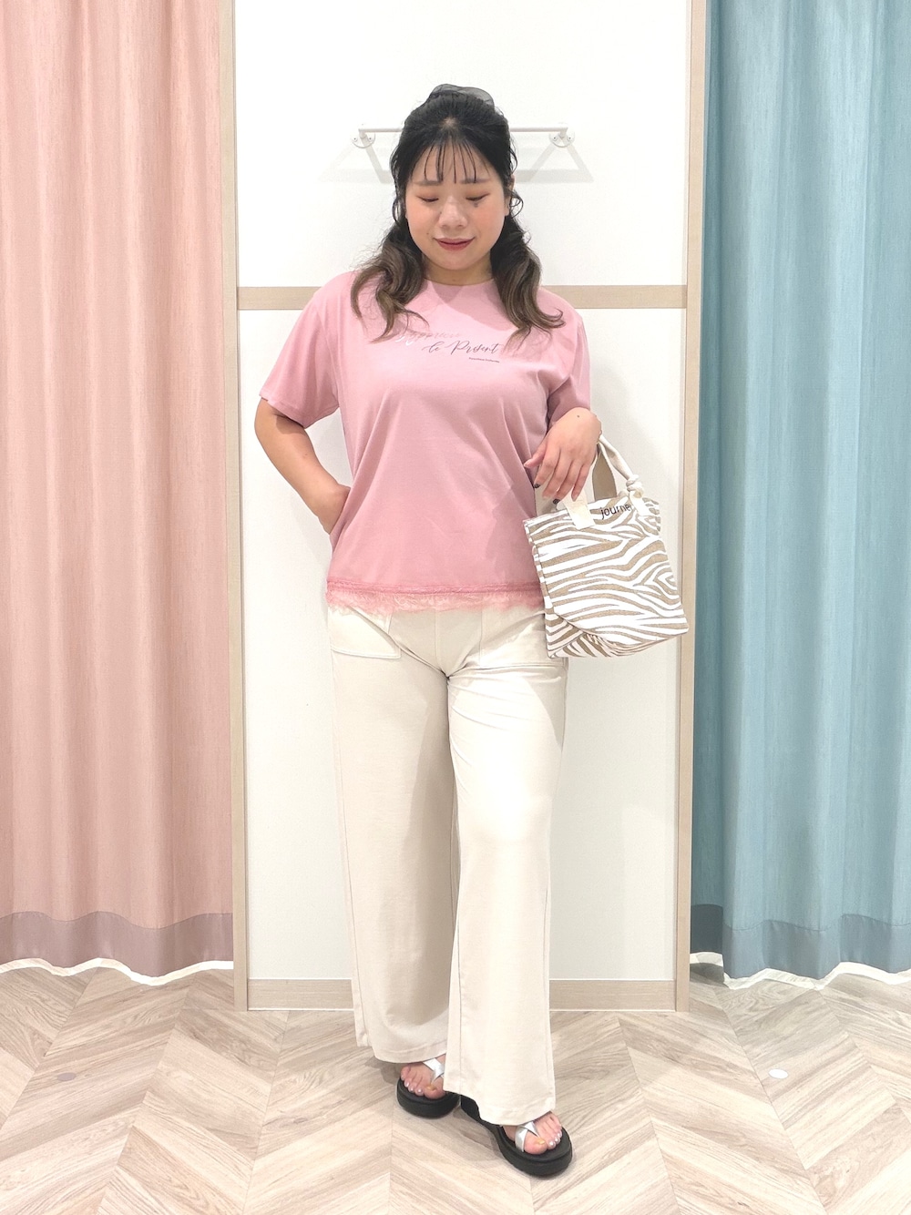 ピンク系のTシャツ/カットソー、ホワイト系のその他パンツ、シルバー系のサンダルを着用したレディースの夏コーディネートの1枚目の写真