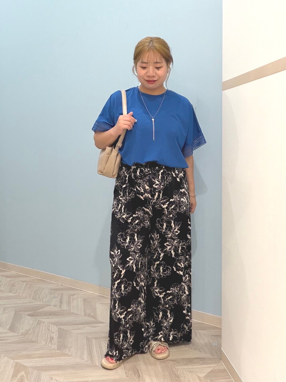 ブルー系のTシャツ/カットソー、ブラック系のその他パンツ、ゴールド系のサンダルを着用したレディースの夏コーディネートの1枚目の写真