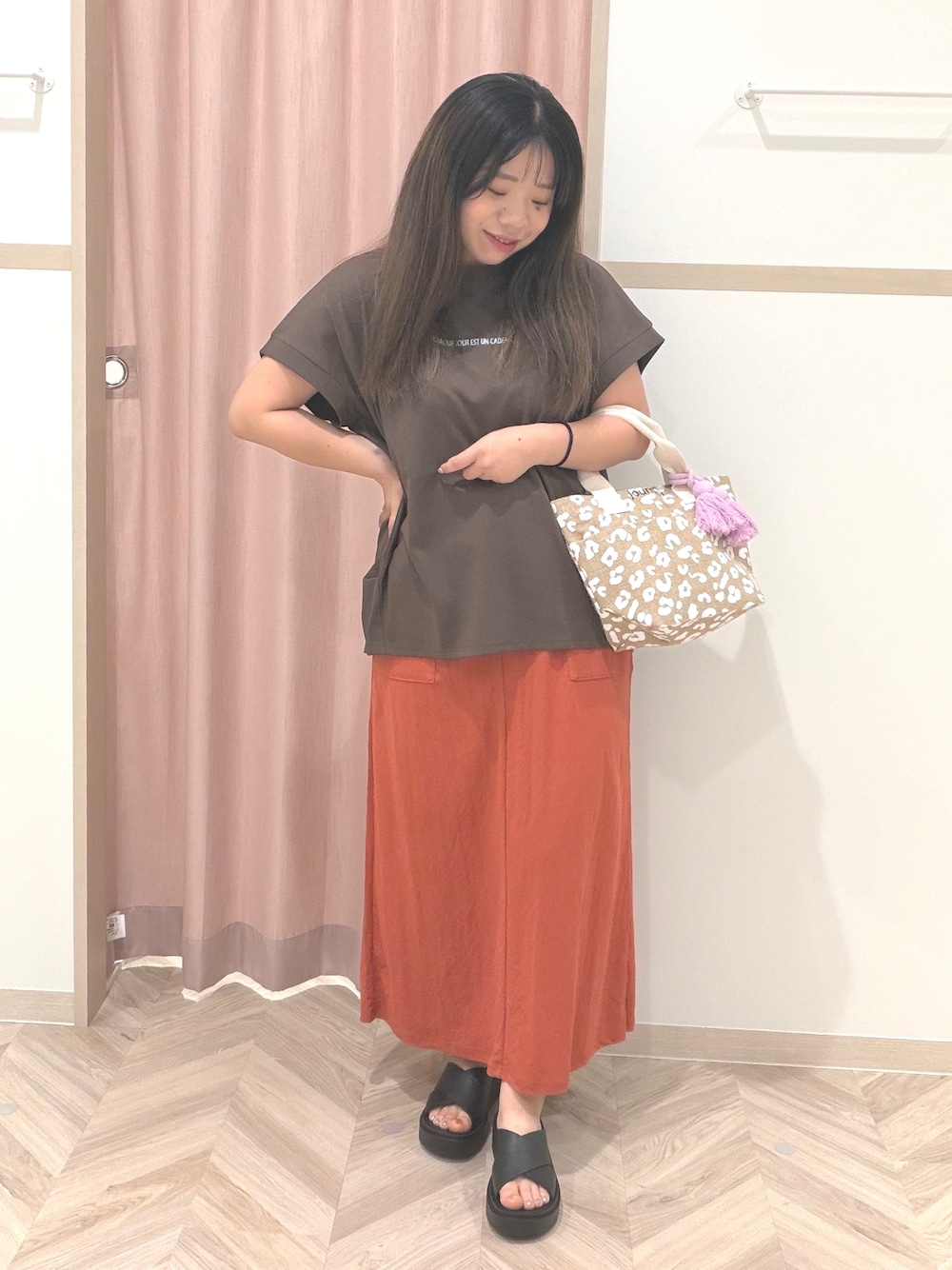 ブラウン系のTシャツ/カットソー、レッド系のスカート、ブラック系のサンダルを着用したレディースの夏コーディネートの1枚目の写真