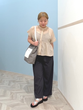 「SHOO・LA・RUE（シューラルー）の【体型カバー/洗濯機可】二の腕とお腹周りが隠せる シアーペプラムブラウス（シャツ/ブラウス、ベージュ系）」を使った、まちゃんなちゃんさん（レディース・158cm）の夏コーディネート