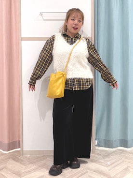 「SHOO・LA・RUE（シューラルー）の【洗濯機可】重ねるだけで華やかに。ポンポンシャギーベスト（ベスト、ホワイト系）」を使った、まちゃんなちゃんさん（レディース・158cm）の秋コーディネート