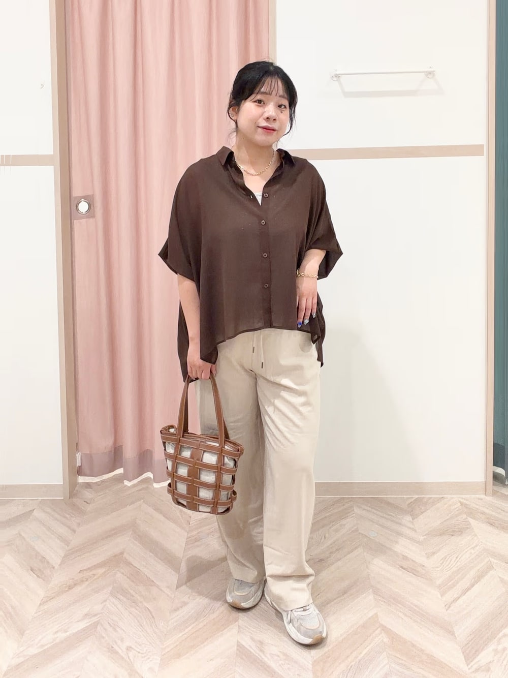 ゴールド系のタンクトップ、ブラウン系のシャツ/ブラウス、ベージュ系のその他パンツを着用したレディースの春コーディネートの1枚目の写真