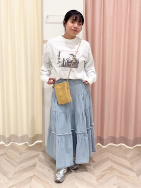 「SHOO・LA・RUE（シューラルー）の【ライトオンスデニム/S-LL】女性らしさをプラスする ティアードデニムロングスカート（デニムスカート、ブルー系）」を使った、まちゃんなちゃんさん（レディース・158cm）の春コーディネート