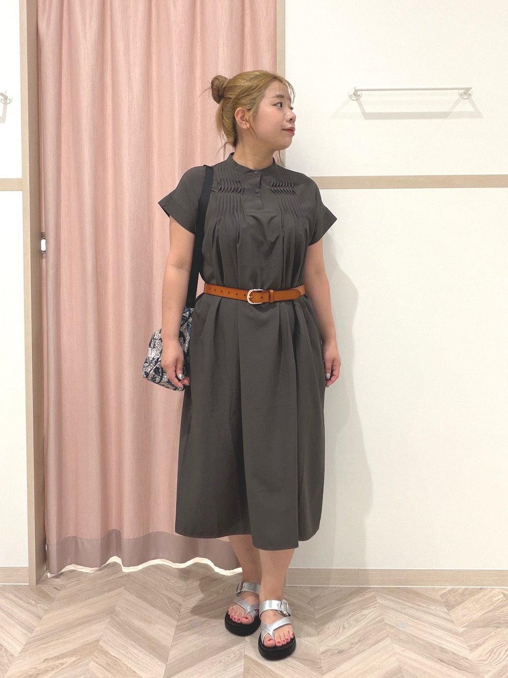 ブラウン系のワンピース、シルバー系のサンダル、ベージュ系のショルダーバッグを着用したレディースの夏コーディネートの1枚目の写真