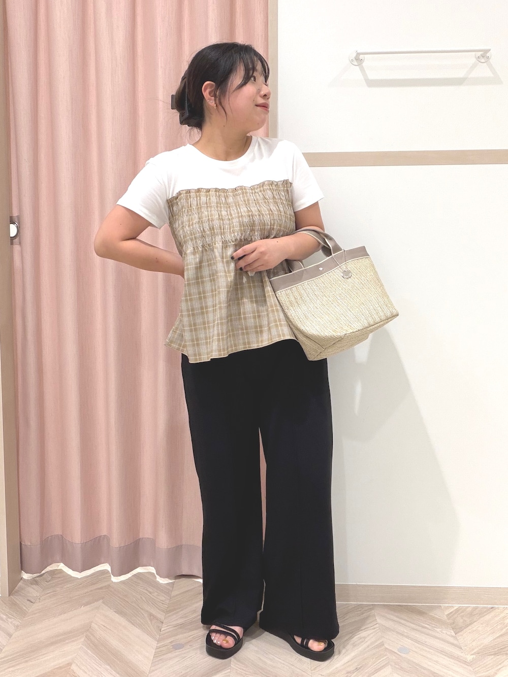 ベージュ系のTシャツ/カットソー、ブラック系のその他パンツ、ブラック系のサンダルを着用したレディースの夏コーディネートの1枚目の写真