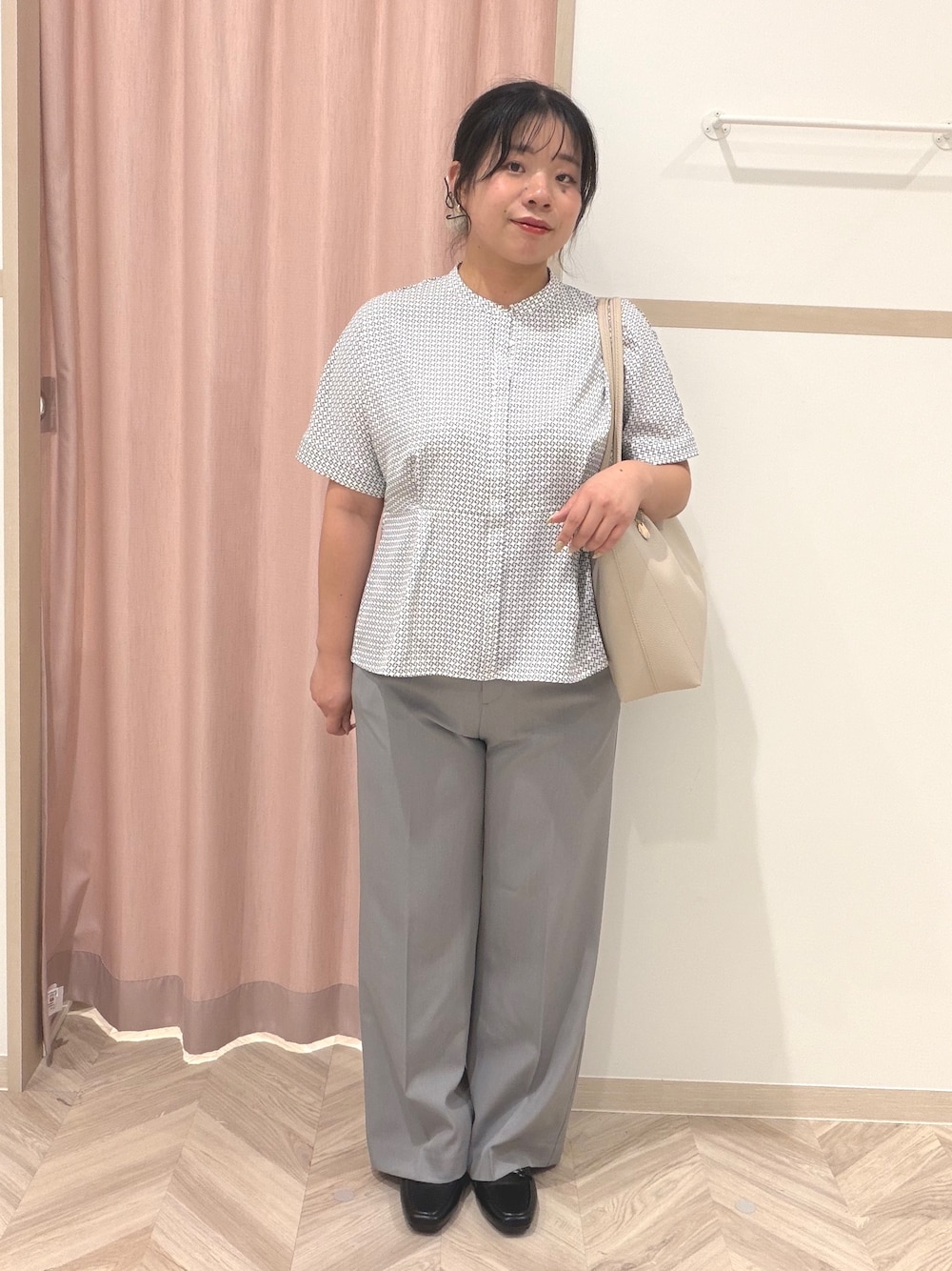 ホワイト系のシャツ/ブラウス、グレー系のその他パンツ、ブラック系のパンプスを着用したレディースの夏コーディネートの1枚目の写真