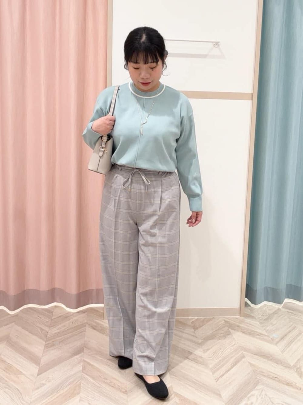 グレー系のシャツ/ブラウス、グリーン系のニット/セーター、ブラック系のその他パンツを着用したレディースの冬コーディネートの1枚目の写真