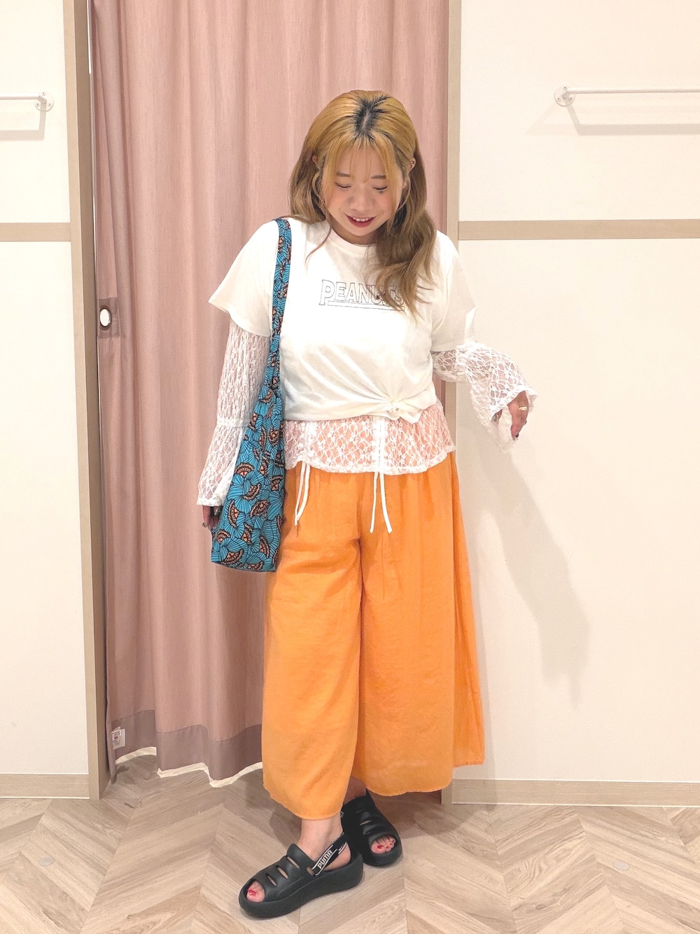 ホワイト系のTシャツ/カットソー、ホワイト系のTシャツ/カットソー、オレンジ系のその他パンツを着用したレディースの夏コーディネートの1枚目の写真