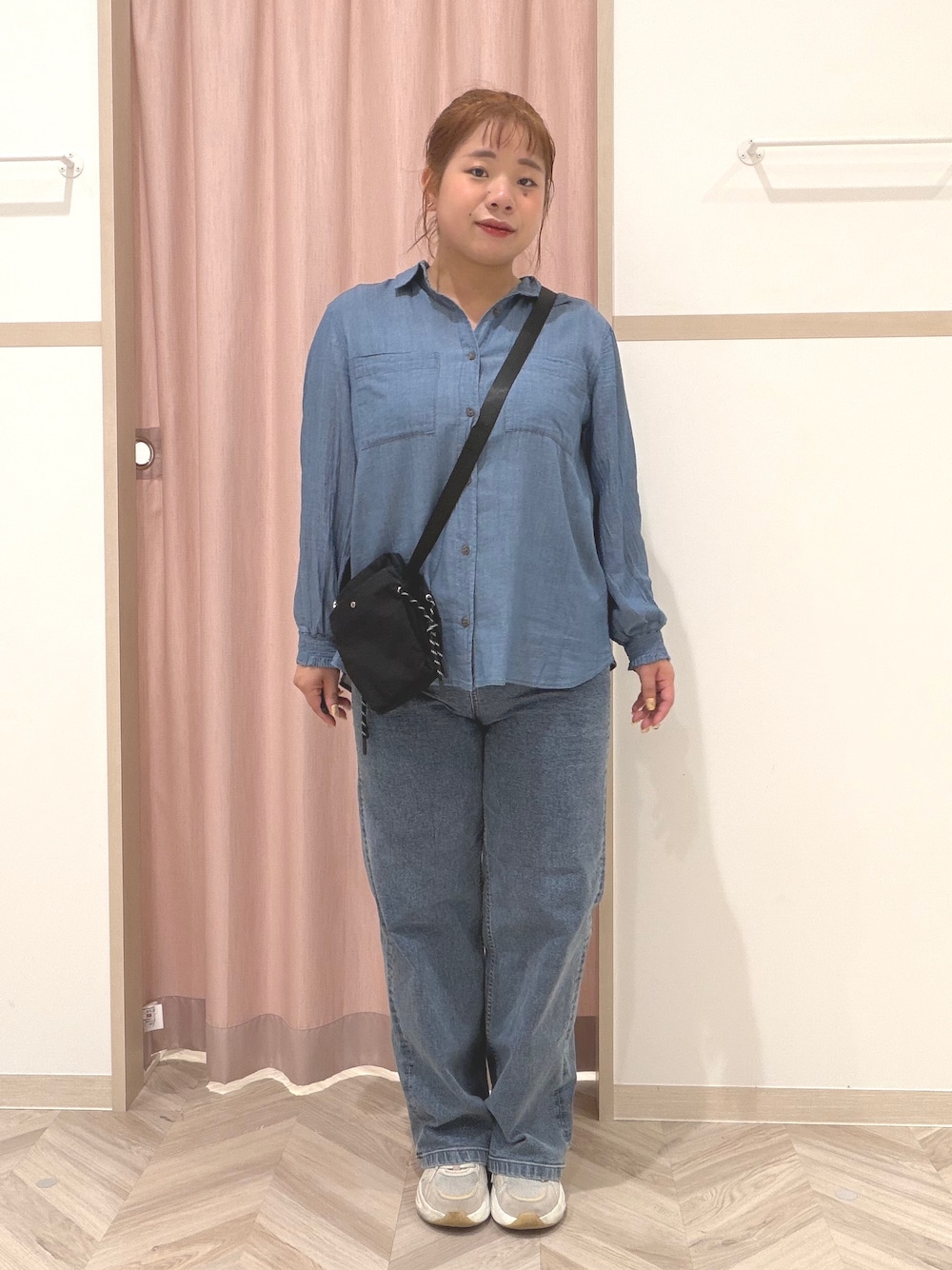 ゴールド系のタンクトップ、ブルー系のシャツ/ブラウス、ブルー系のデニムパンツを着用したレディースの夏コーディネートの1枚目の写真